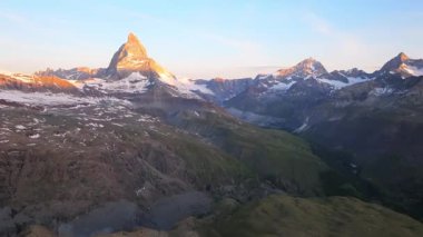 Matterhorn Dağı Tepesi 'nin Doğal Manzarası. İsviçre Alplerinin Doğa Manzaraları, Avrupa Seyahat Tatili, Matterhorn Tepesi İsviçre 'nin Zermatt kentindeki Stellisee Gölü' ne yansıdı. 