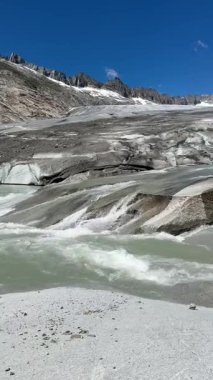 İsviçre Rhone Buzulu ve İsviçre Rhone buzulu, buzulların erimesini önler. Alp Vadisi 'nde güneşli bir gün. Bernese Alplerinin yeri, İsviçre Alpleri 