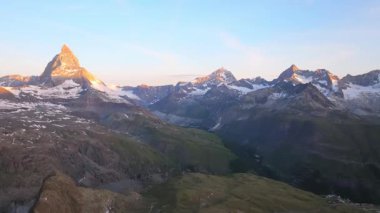 Matterhorn Dağı Tepesi 'nin Doğal Manzarası. İsviçre Alplerinin Doğa Manzaraları, Avrupa Seyahat Tatili, Matterhorn Tepesi İsviçre 'nin Zermatt kentindeki Stellisee Gölü' ne yansıdı. 