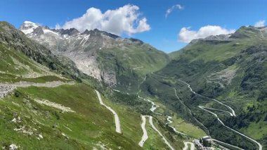 Güzel dolambaçlı yol, İsviçre Alplerindeki Furkapass 'a giden yolun havadan görünüşü, Kanton Wallis, dağ yolu. Rhone Buzulu 'nun buzsuz yatağı, Alp Panoraması, İsviçre manzarası.