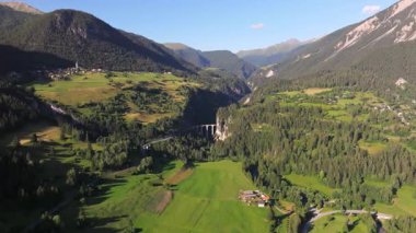 İsviçre Alpleri 'nin sinematik hava aracı görüntüleri. Karla kaplı tepeler, yeşil vadiler ve çarpıcı 4K 'da yakalanmış dramatik dağ manzaraları. Seyahat, doğa ve manzara projeleri için ideal