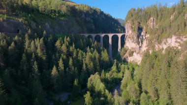 UNESCO tarafından korunan hava manzaralı Landwasser Viaduct gezegeni. İsviçre 'nin İsviçre Alplerindeki Viyadük demiryolu manzaralı rotası, ünlü köprü. Bernina bölgesinden Rhaetian Demiryolu bölümü.