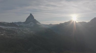 Matterhorn Dağı Tepesi 'nin Doğal Manzarası. İsviçre Alplerinin Doğa Manzaraları, Avrupa Seyahat Tatili, Matterhorn Tepesi İsviçre 'nin Zermatt kentindeki Stellisee Gölü' ne yansıdı. 