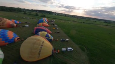 Kyiv, Ukrayna - 05.23.2021: İnsanlarla açık havada sıcak hava balonları. Hava manzaralı arka planda renkli balonlar. Yaz tatili. Sıcak hava balonu sabah uçuyor..