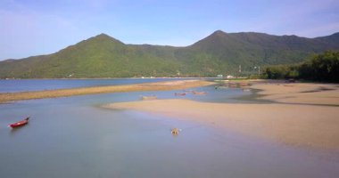 Günbatımında, Endonezya, Bali 'de, turkuaz dalgalı bir deniz tarafından yıkanan güzel adanın göz kamaştırıcı manzarası. Endonezya 'da yaz günü mavi gökyüzünün altındaki dağlara karşı plantasyonlar