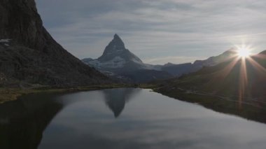 Matterhorn Dağı Tepesi 'nin Doğal Manzarası. İsviçre Alplerinin Doğa Manzaraları, Avrupa Seyahat Tatili, Matterhorn Tepesi İsviçre 'nin Zermatt kentindeki Stellisee Gölü' ne yansıdı. 