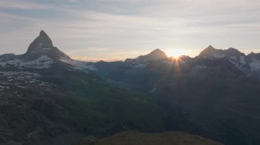 Matterhorn Dağı Tepesi 'nin Doğal Manzarası. İsviçre Alplerinin Doğa Manzaraları, Avrupa Seyahat Tatili, Matterhorn Tepesi İsviçre 'nin Zermatt kentindeki Stellisee Gölü' ne yansıdı. 