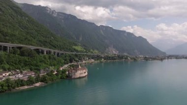 İsviçre Alpleri 'nin sinematik hava aracı görüntüleri. Karla kaplı tepeler, yeşil vadiler ve çarpıcı 4K 'da yakalanmış dramatik dağ manzaraları. Seyahat, doğa ve manzara projeleri için ideal