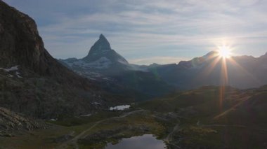 Matterhorn Dağı Tepesi 'nin Doğal Manzarası. İsviçre Alplerinin Doğa Manzaraları, Avrupa Seyahat Tatili, Matterhorn Tepesi İsviçre 'nin Zermatt kentindeki Stellisee Gölü' ne yansıdı. 