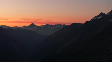 İsviçre Alpleri 'nin sinematik hava aracı görüntüleri. Karla kaplı tepeler, yeşil vadiler ve çarpıcı 4K 'da yakalanmış dramatik dağ manzaraları. Seyahat, doğa ve manzara projeleri için ideal