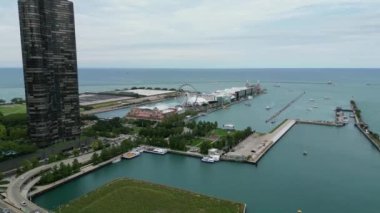 Şikago şehir merkezinde, nehir kıyısında ve şehrin köprülerinde insansız hava aracı vuruldu. Yüksek kalite 4k görüntü