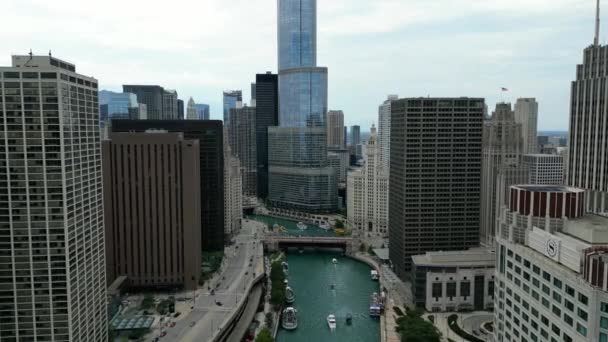 Беспилотник Пролетел Над Центром Чикаго Рядом Рекой Мостами Городского Пейзажа — стоковое видео