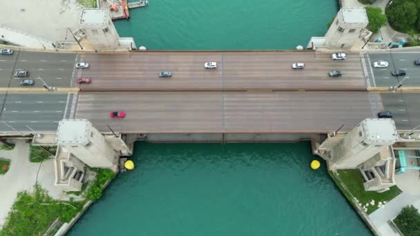 Şikago Şehir Merkezinde Nehir Kıyısında Şehrin Köprülerinde Insansız Hava Aracı — Stok video