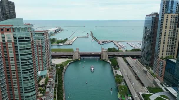 ドローンは シカゴのダウンタウンの川と街の橋の近くを飛んで撮影しました 高品質4K映像 — ストック動画