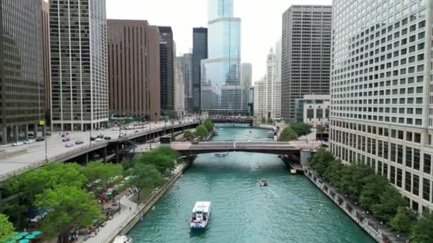 无人机在芝加哥市中心靠近河流和城市景观桥的地方盘旋 高质量的4K镜头 — 图库视频影像