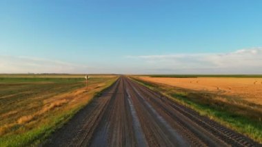 Gündoğumunda Alberta Kanada 'da bir çiftlik saman tarlası ve nehir üzerinde insansız hava aracı görüntüsü. Yüksek kaliteli İHA görüntüleri