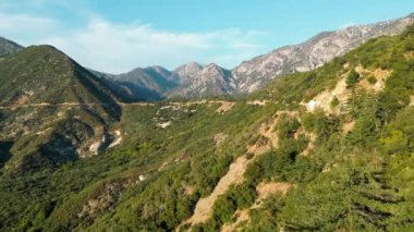 Bir Rancho Cucamonga Kaliforniya Dağları Çölde yollar ve ağaçlarla