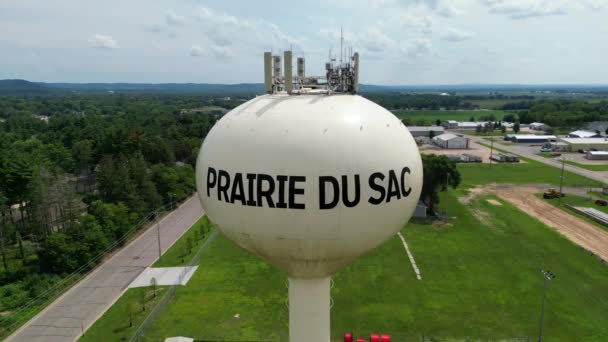 2022年夏天 美国威斯康星州Prarie Sac水塔位于绿地 高质量的4K镜头 — 图库视频影像