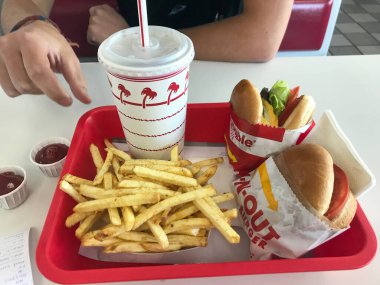 In N Out Burger kasiyeri fast food restoranından sipariş alıyor. Yüksek kalite fotoğraf