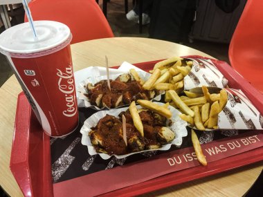 Berlin 'de bir tepside sosis, patates kızartması ve içki. Yüksek kalite fotoğraf