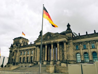 Berlin 'deki hükümet binasının önündeki Alman bayrağı. Yüksek kalite fotoğraf