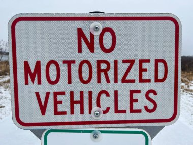 Karlı bir parkta motorlu araç tabelası yok. Yüksek kalite fotoğraf