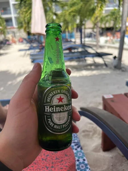 Close Tiro Homem Segurando Pequeno 250Ml Garrafa Cerveja Heineken Vidro — Fotografia de Stock