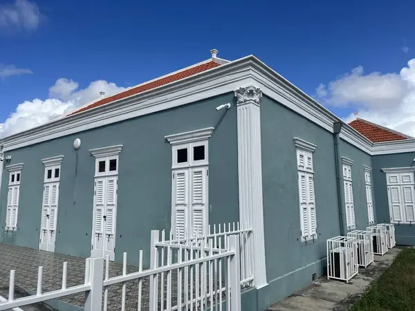 典型的五彩斑斓的建筑 白色的殖民建筑在威利斯特德库拉索岛 优质相片 — 图库照片