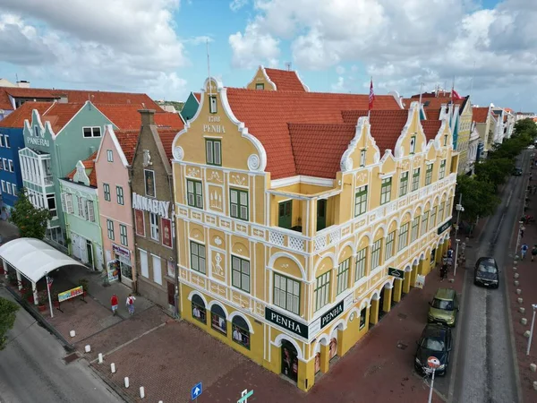 市中心威利斯特德历史名城街道五颜六色的建筑与彩色的殖民建筑 优质相片 图库图片