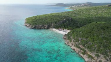 West Punt Curaca 'daki Grote Knip' te hava aracı görüntüleri. Karayipler sahili, açık deniz ve kumun üzerine kaydedilir. Yüksek kalite 4k görüntü