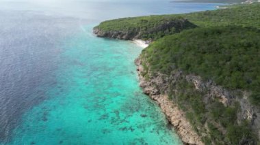 West Punt Curaca 'daki Grote Knip' te hava aracı görüntüleri. Karayipler sahili, açık deniz ve kumun üzerine kaydedilir. Yüksek kalite 4k görüntü