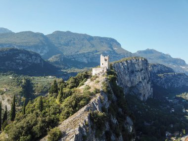 İtalya 'nın Garda Gölü' ndeki Arco şehir kalelerinin hava manzarası. Yüksek kalite fotoğraf