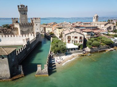 Scallgero Kalesi Havacılık Sirmione Gölü Garda İtalya 'yı vurdu. Yüksek kalite fotoğraf