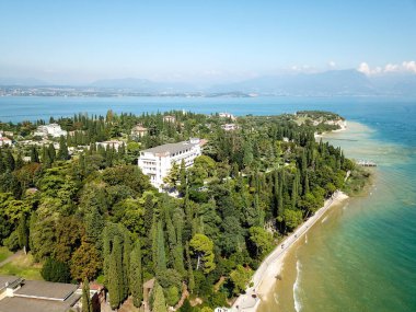 Scallgero Kalesi Havacılık Sirmione Gölü Garda İtalya 'yı vurdu. Yüksek kalite fotoğraf