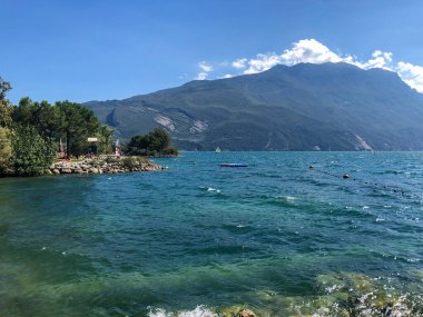 İtalya 'nın kırsal kesimindeki Garda Gölü üzerindeki hava manzarası. Yüksek kalite fotoğraf