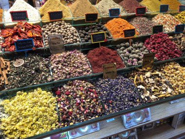 İstanbul Market Türkiye 'nin ortasında meyve ve sebze standları bulunuyor. Yüksek kalite fotoğraf