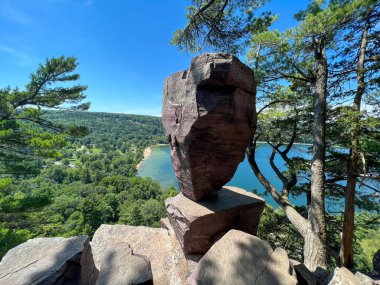 Madison, Wisconsin ABD 'deki Devils Lake Park' taki dengeli kayaya bakın. Yüksek kalite fotoğraf
