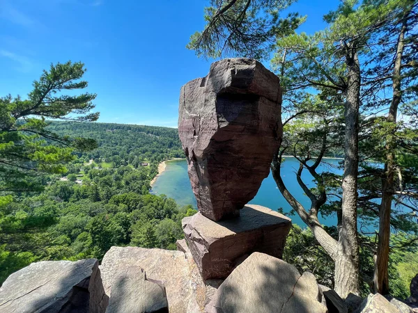 美国威斯康星州麦迪逊德维尔湖公园的平衡岩石景观 高质量的照片 图库照片