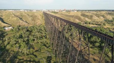 Kanada 'nın Alberta eyaletindeki Lethbridge kasabasındaki Lethbridge Viyadük üzerinde hava aracı görüntüleri. Yüksek kalite 4k görüntü