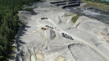 Banff bölgesindeki hava aracı görüntüleri. Banff Ulusal Parkı yakınlarında dağlar ve geniş orman manzarasına bakıyor. Yüksek kalite 4k görüntü