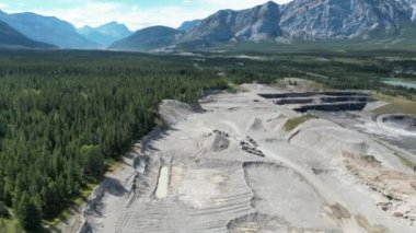 Banff bölgesindeki hava aracı görüntüleri. Banff Ulusal Parkı yakınlarında dağlar ve geniş orman manzarasına bakıyor. Yüksek kalite 4k görüntü