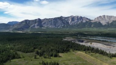 Banff bölgesindeki hava aracı görüntüleri. Banff Ulusal Parkı yakınlarında dağlar ve geniş orman manzarasına bakıyor. Yüksek kalite 4k görüntü