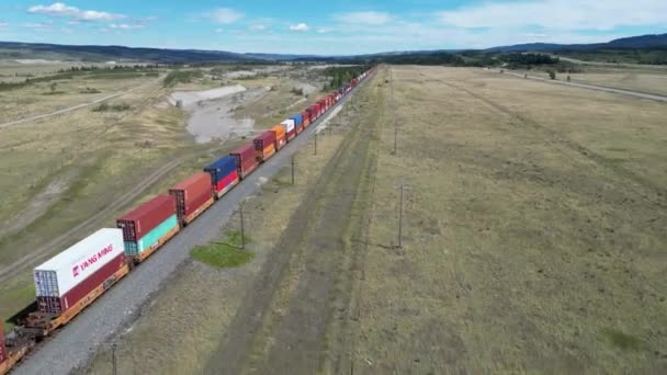 加拿大卡尔加里 2022年7月20日 在一列货运列车经过班夫国家公园附近的山区林区后 空中无人机摄像 高质量的4K镜头 — 图库视频影像