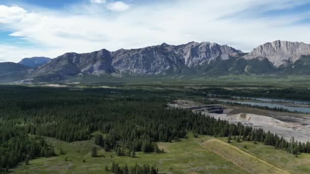 空中无人机拍下了班夫地区上空的画面靠近班夫国家公园 俯瞰高山和广阔的森林景观 高质量的4K镜头 — 图库视频影像