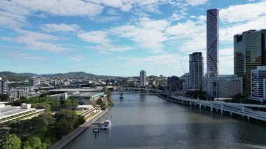 Nisan 2023 'te Brisbane CBD üzerinde nehre ve birçok köprüye bakan hava aracı görüntüleri. Yüksek kalite 4k görüntü