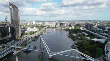 Nisan 2023 'te Brisbane CBD üzerinde nehre ve birçok köprüye bakan hava aracı görüntüleri. Yüksek kalite 4k görüntü