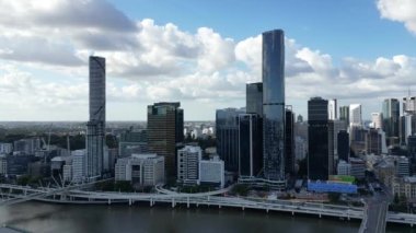 Nisan 2023 'te Brisbane CBD üzerinde nehre ve birçok köprüye bakan hava aracı görüntüleri. Yüksek kalite 4k görüntü