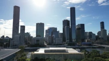 Nisan 2023 'te Brisbane CBD üzerinde nehre ve birçok köprüye bakan hava aracı görüntüleri. Yüksek kalite 4k görüntü
