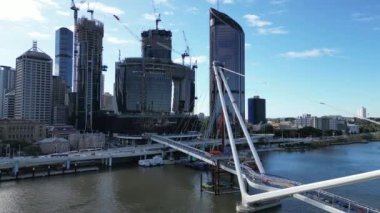 Nisan 2023 'te Brisbane CBD üzerinde nehre ve birçok köprüye bakan hava aracı görüntüleri. Yüksek kalite 4k görüntü