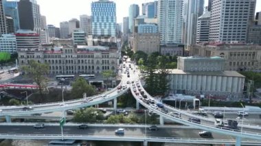 Nisan 2023 'te Brisbane CBD üzerinde nehre ve birçok köprüye bakan hava aracı görüntüleri. Yüksek kalite 4k görüntü